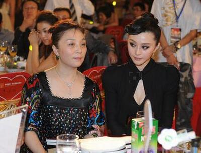 范妈妈在范冰冰拍还珠时担任经纪人_娱乐_爱丽时尚网