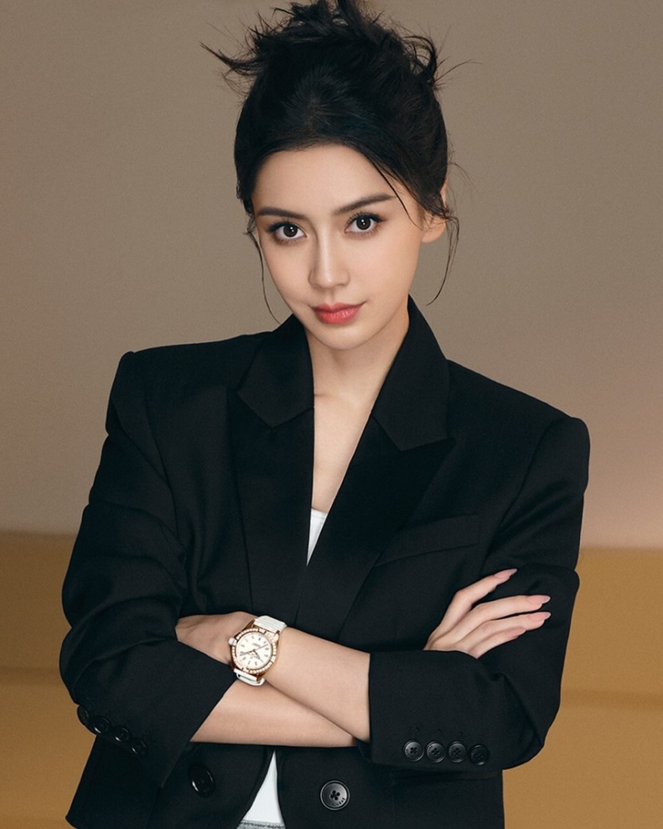 杨颖遭经纪人当街“训话”?返港捞金却陷尴尬境地,商业价值暴跌内幕曝光!